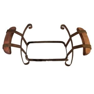 VINTAGE HAMMERED COPPER CASSEROLE PAN HOLDER WITH WOOD HANDLES